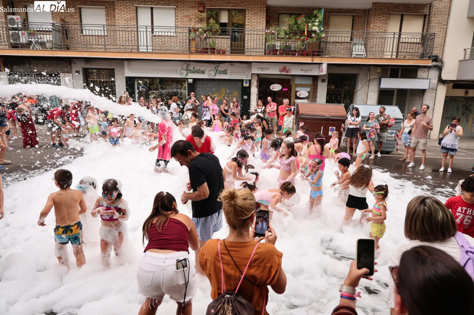Fiesta de la espuma en la avenida de Campoamor de Salamanca por las fiestas de los barrios de Prosperidad, Delicias y San Isidro. Fotos: David Sañudo