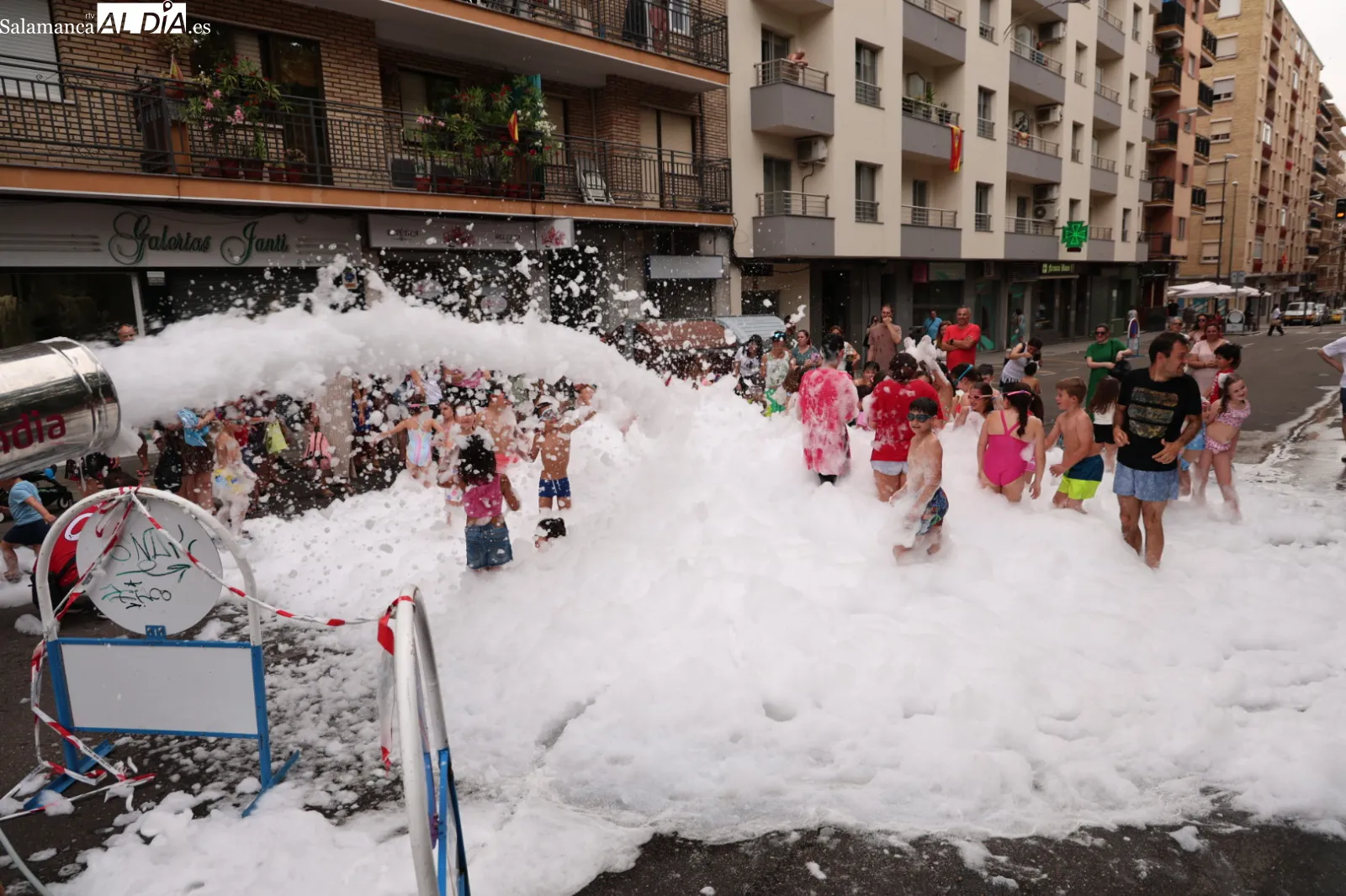 Fiesta de la espuma en la avenida de Campoamor de Salamanca por las fiestas de los barrios de Prosperidad, Delicias y San Isidro. Fotos: David Sañudo