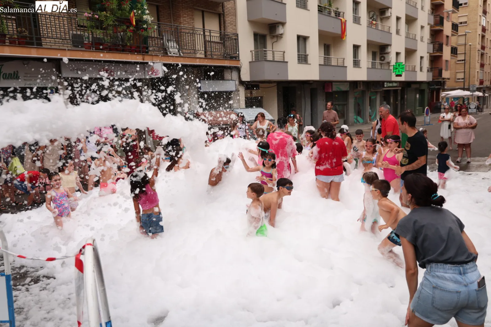 Fiesta de la espuma en la avenida de Campoamor de Salamanca por las fiestas de los barrios de Prosperidad, Delicias y San Isidro. Fotos: David Sañudo