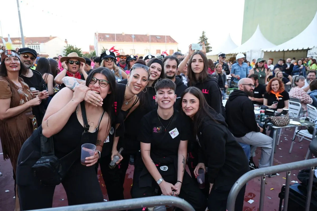 Gran ambiente en el pregón de las fiestas del Señor de Cabrerizos. Fotos: David Sañudo
