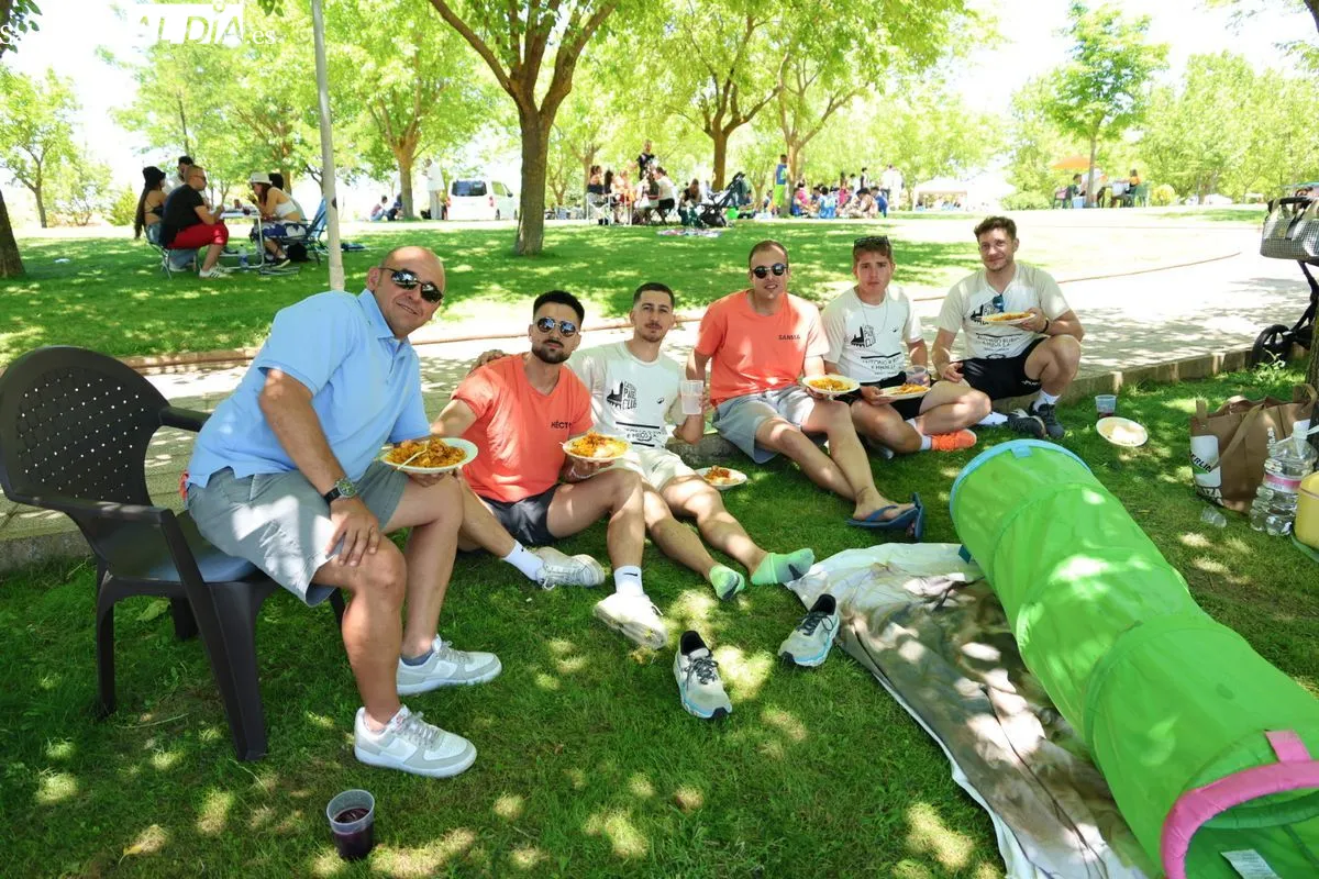 Paella popular en Cabrerizos. Fotos: David Sañudo