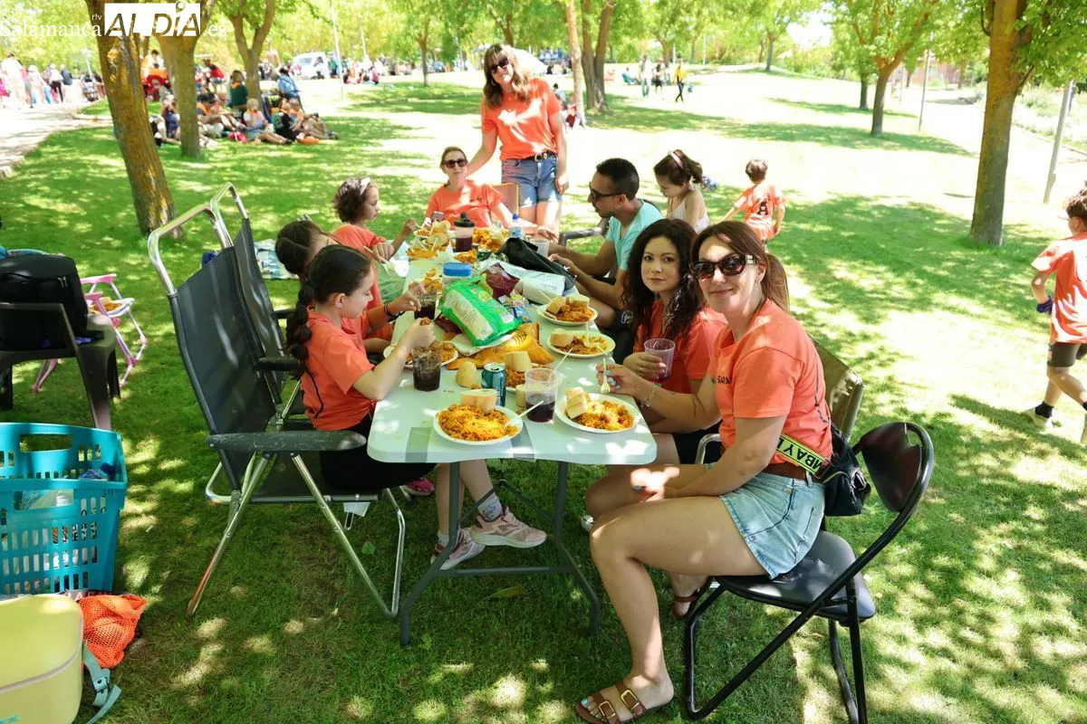Paella popular en Cabrerizos. Fotos: David Sañudo