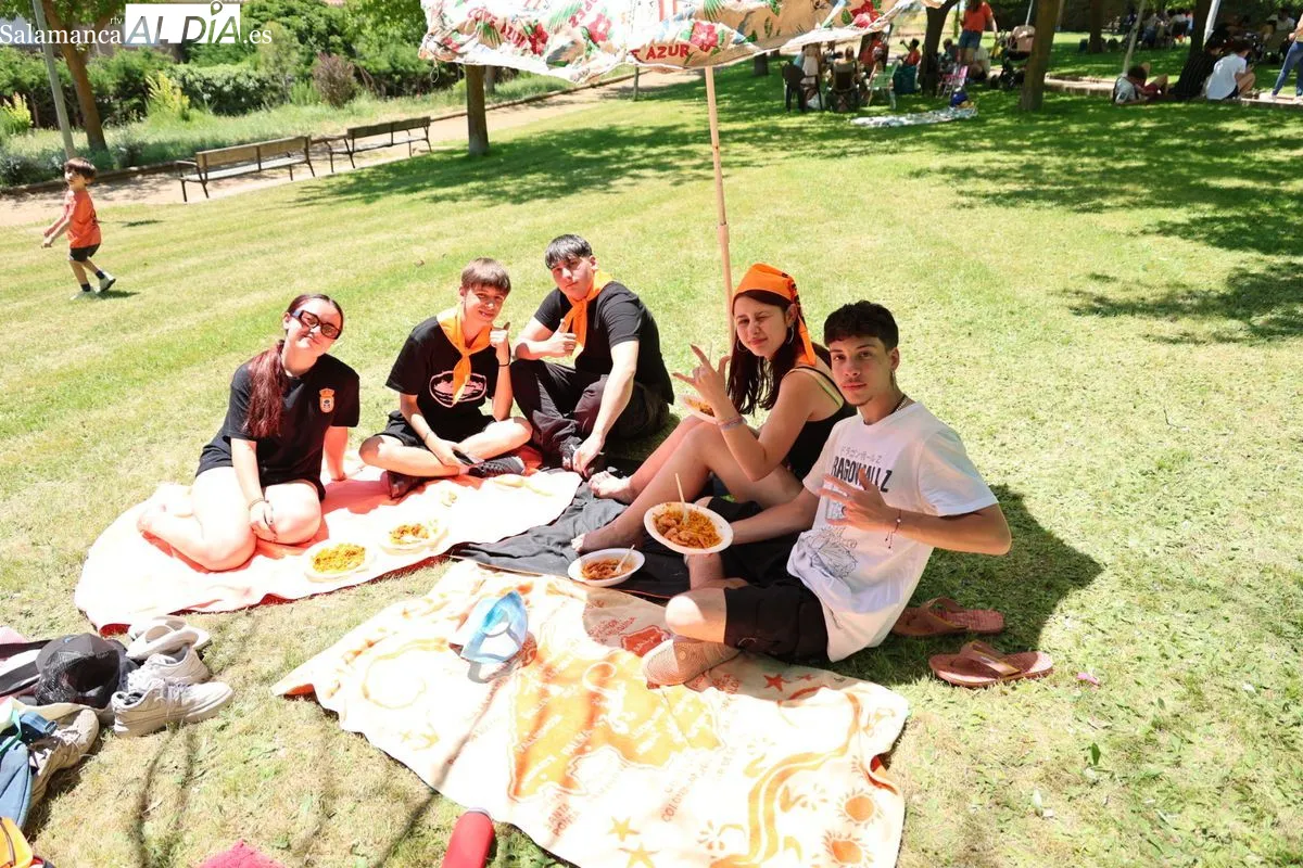 Paella popular en Cabrerizos. Fotos: David Sañudo