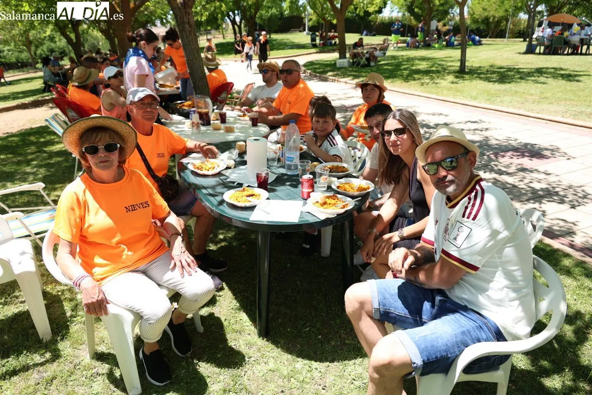 Paella popular en Cabrerizos. Fotos: David Sañudo