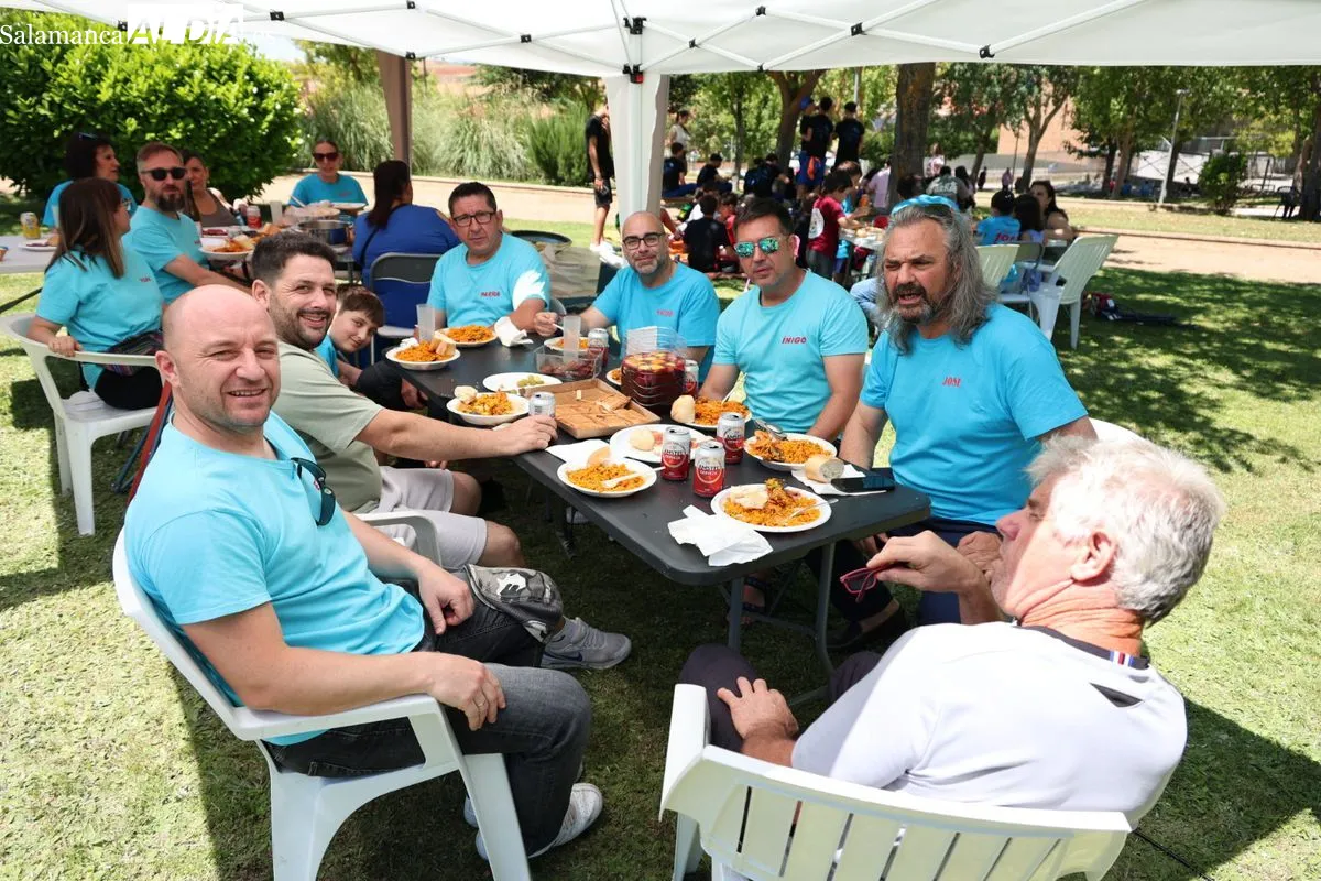 Paella popular en Cabrerizos. Fotos: David Sañudo