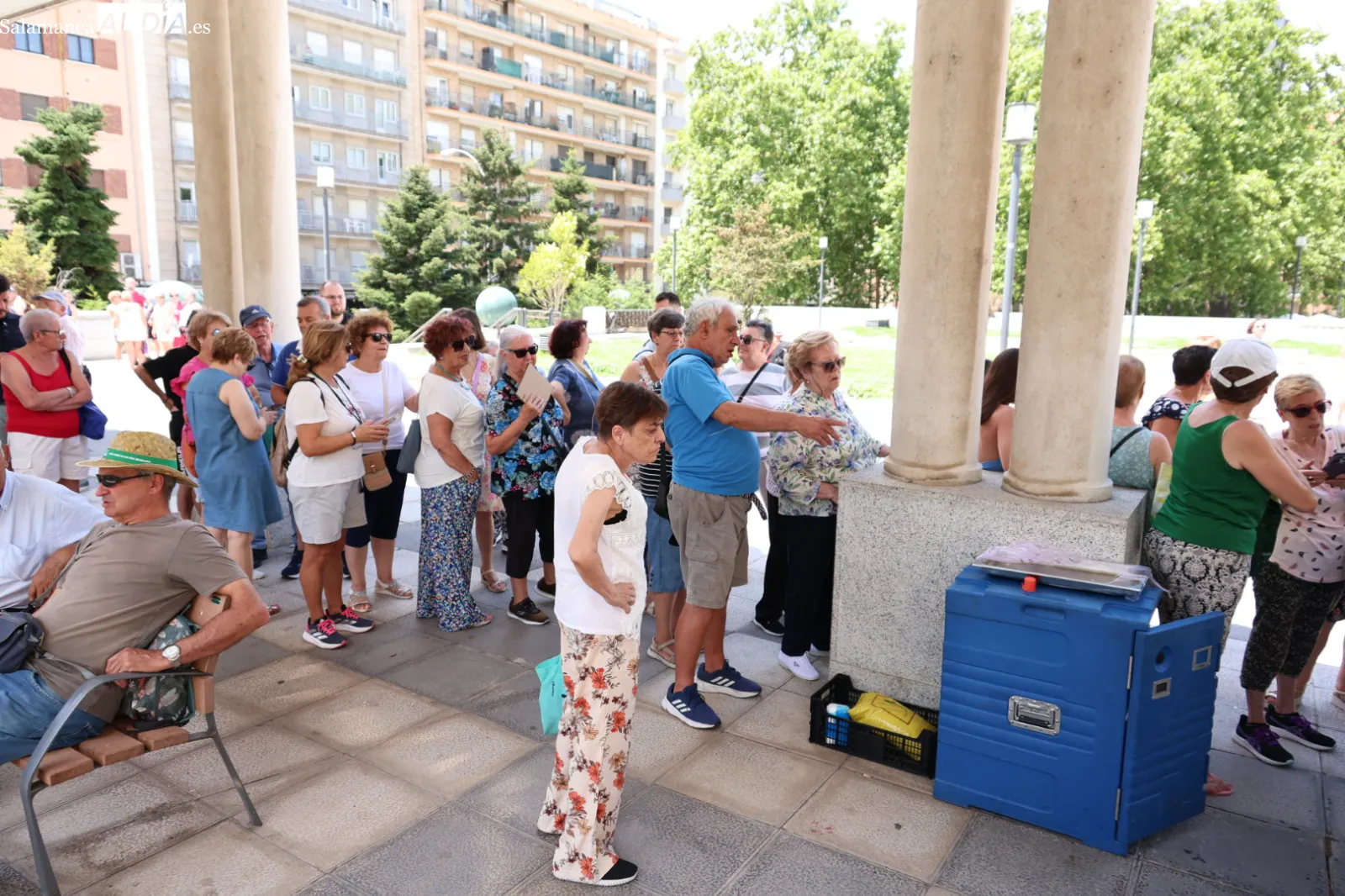 Vecinos de los barrios de Prosperidad, Delicias y San Isidro participan en la paella que ha cerrado las fiestas organizadas por Prodesi. Fotos: David Sañudo