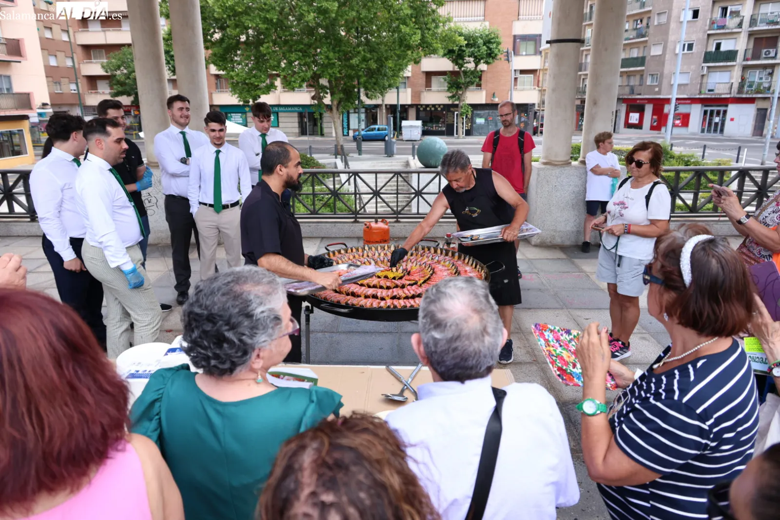 Vecinos de los barrios de Prosperidad, Delicias y San Isidro participan en la paella que ha cerrado las fiestas organizadas por Prodesi. Fotos: David Sañudo