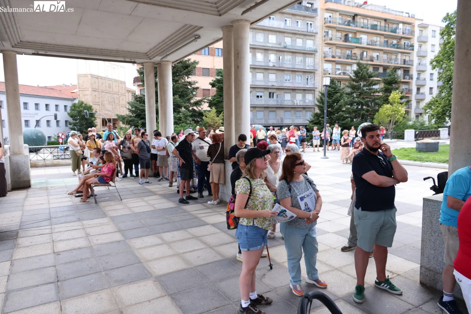 Vecinos de los barrios de Prosperidad, Delicias y San Isidro participan en la paella que ha cerrado las fiestas organizadas por Prodesi. Fotos: David Sañudo