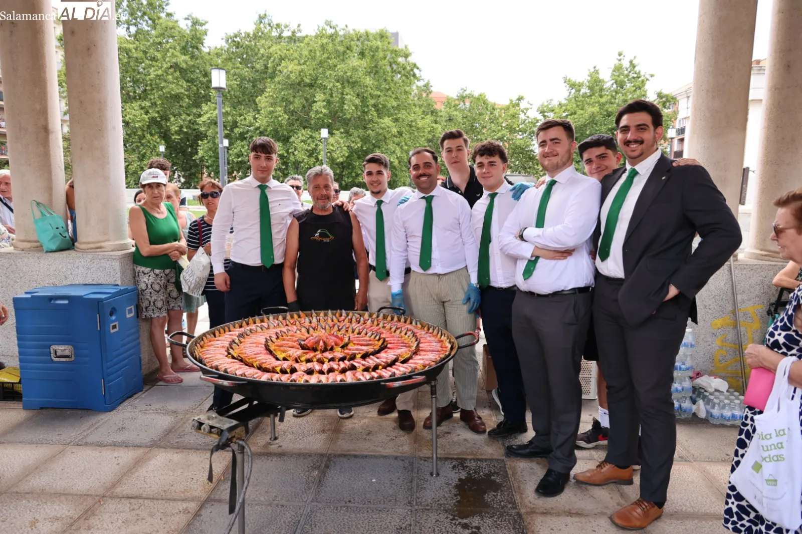 Vecinos de los barrios de Prosperidad, Delicias y San Isidro participan en la paella que ha cerrado las fiestas organizadas por Prodesi. Fotos: David Sañudo