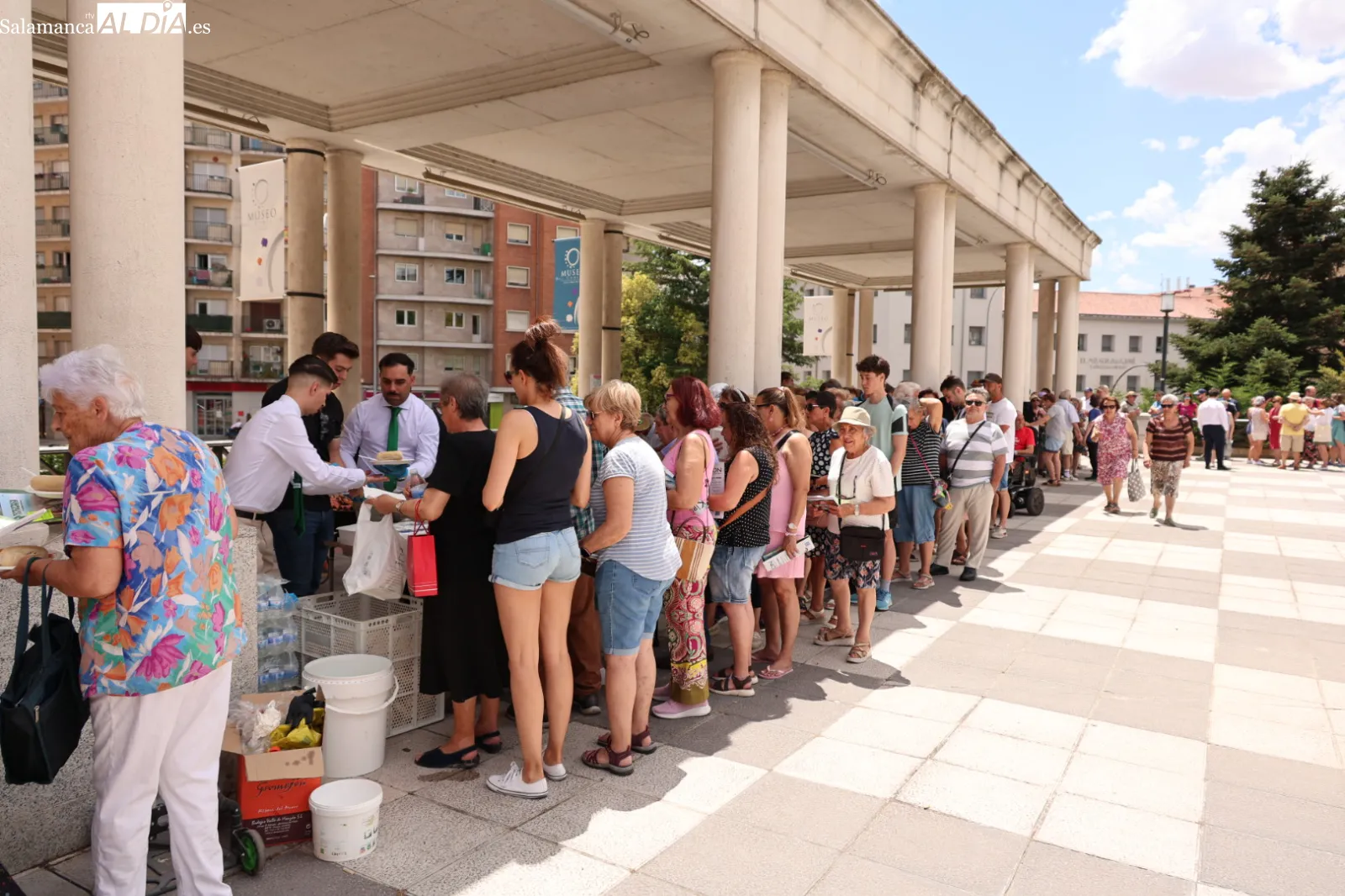 Vecinos de los barrios de Prosperidad, Delicias y San Isidro participan en la paella que ha cerrado las fiestas organizadas por Prodesi. Fotos: David Sañudo