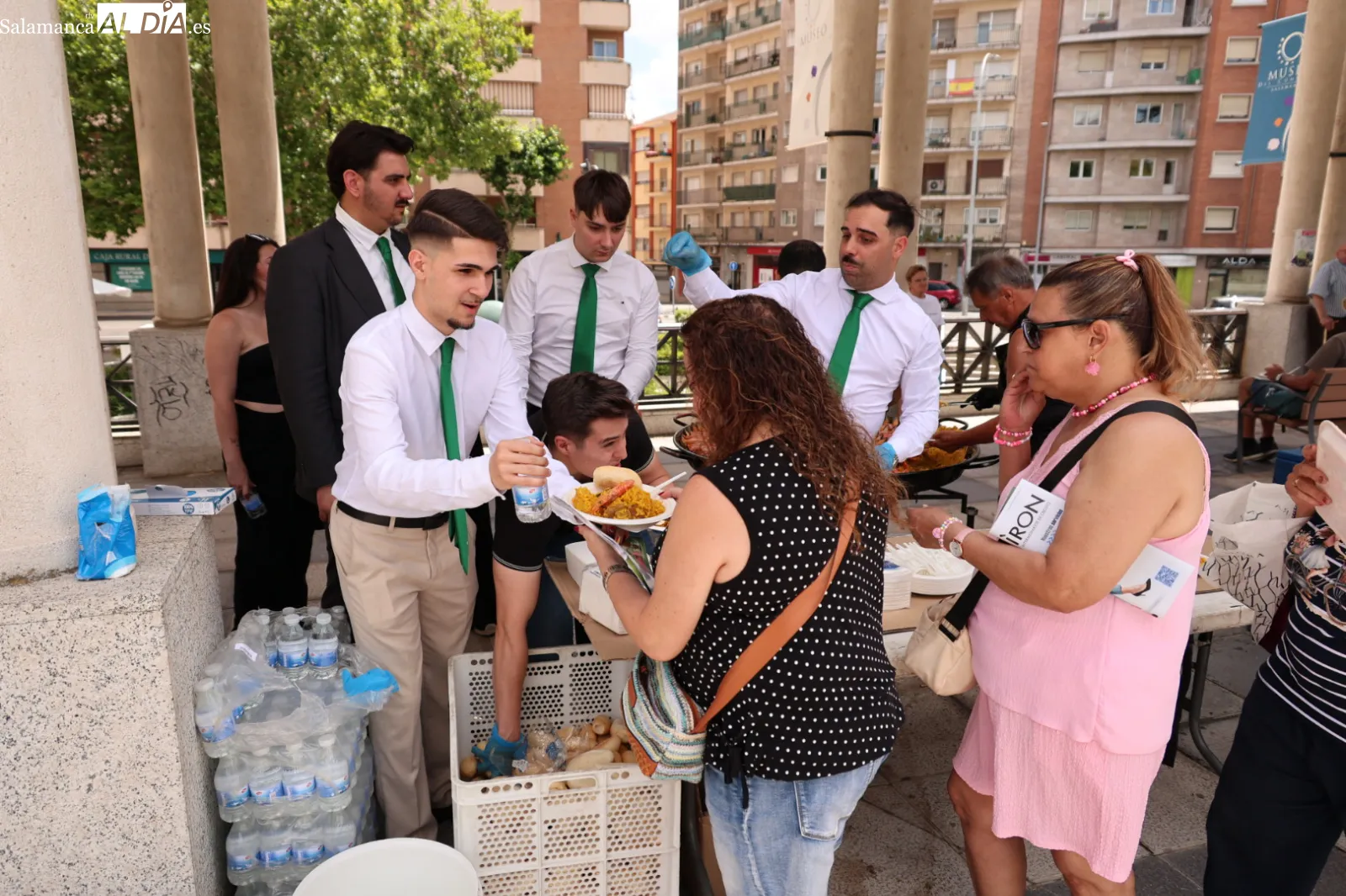 Vecinos de los barrios de Prosperidad, Delicias y San Isidro participan en la paella que ha cerrado las fiestas organizadas por Prodesi. Fotos: David Sañudo