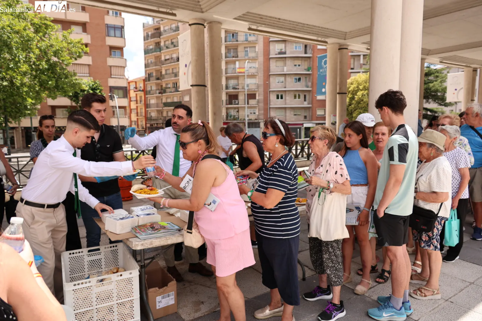 Vecinos de los barrios de Prosperidad, Delicias y San Isidro participan en la paella que ha cerrado las fiestas organizadas por Prodesi. Fotos: David Sañudo