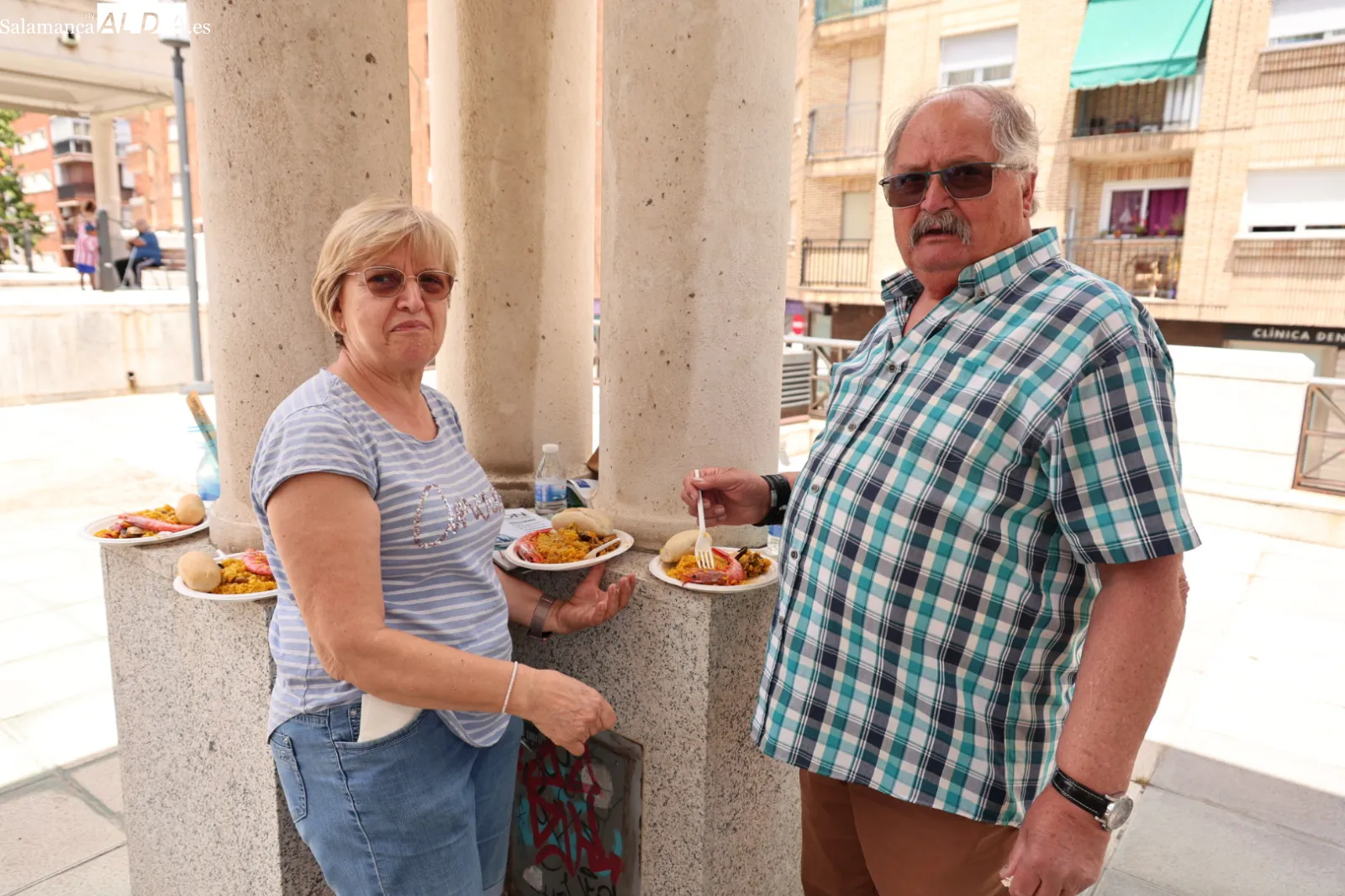 Vecinos de los barrios de Prosperidad, Delicias y San Isidro participan en la paella que ha cerrado las fiestas organizadas por Prodesi. Fotos: David Sañudo