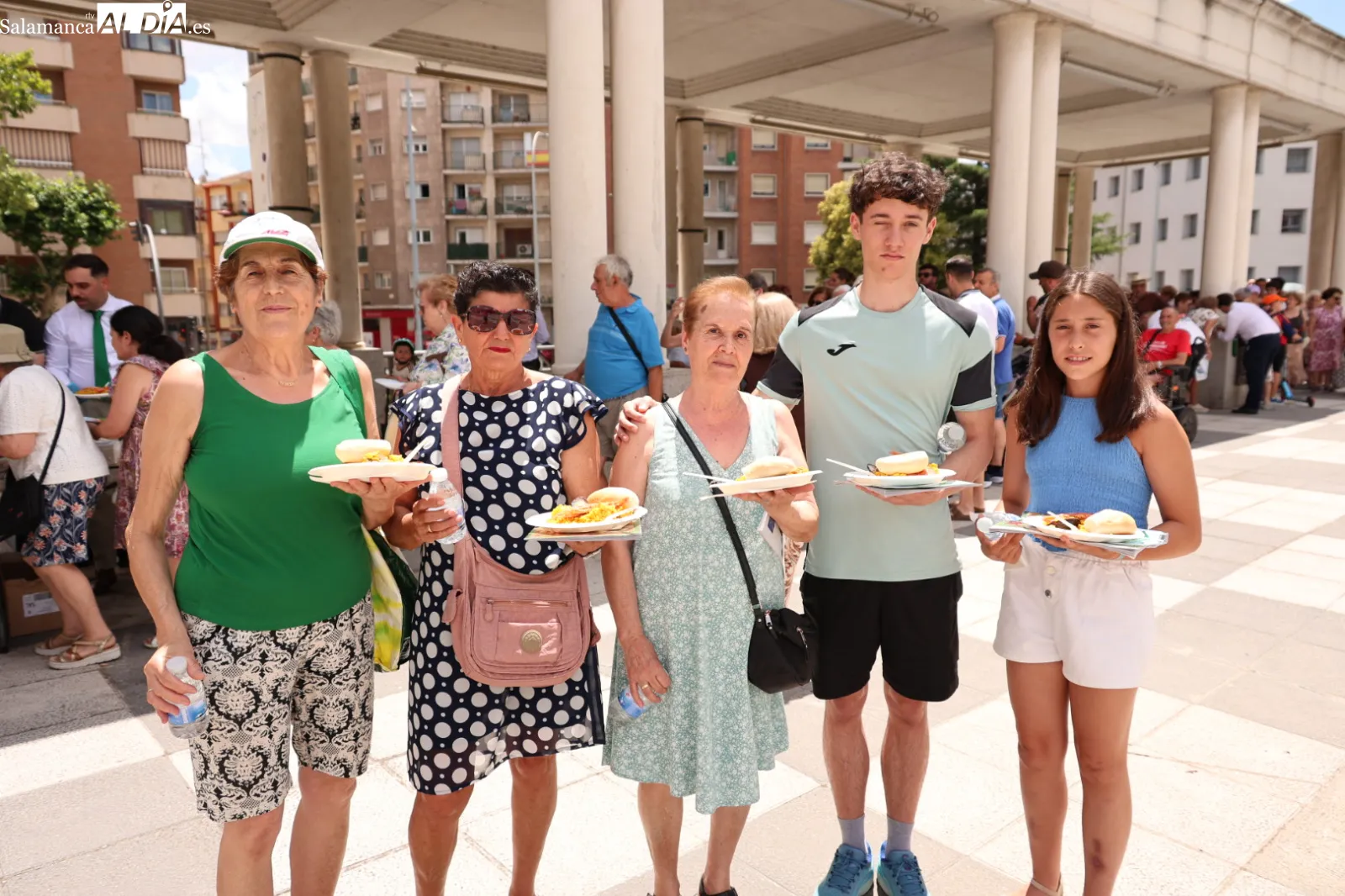 Vecinos de los barrios de Prosperidad, Delicias y San Isidro participan en la paella que ha cerrado las fiestas organizadas por Prodesi. Fotos: David Sañudo