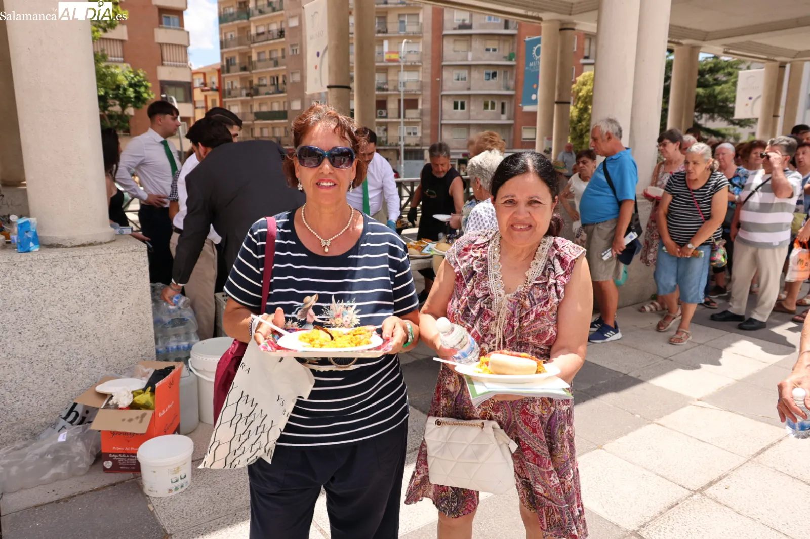 Vecinos de los barrios de Prosperidad, Delicias y San Isidro participan en la paella que ha cerrado las fiestas organizadas por Prodesi. Fotos: David Sañudo