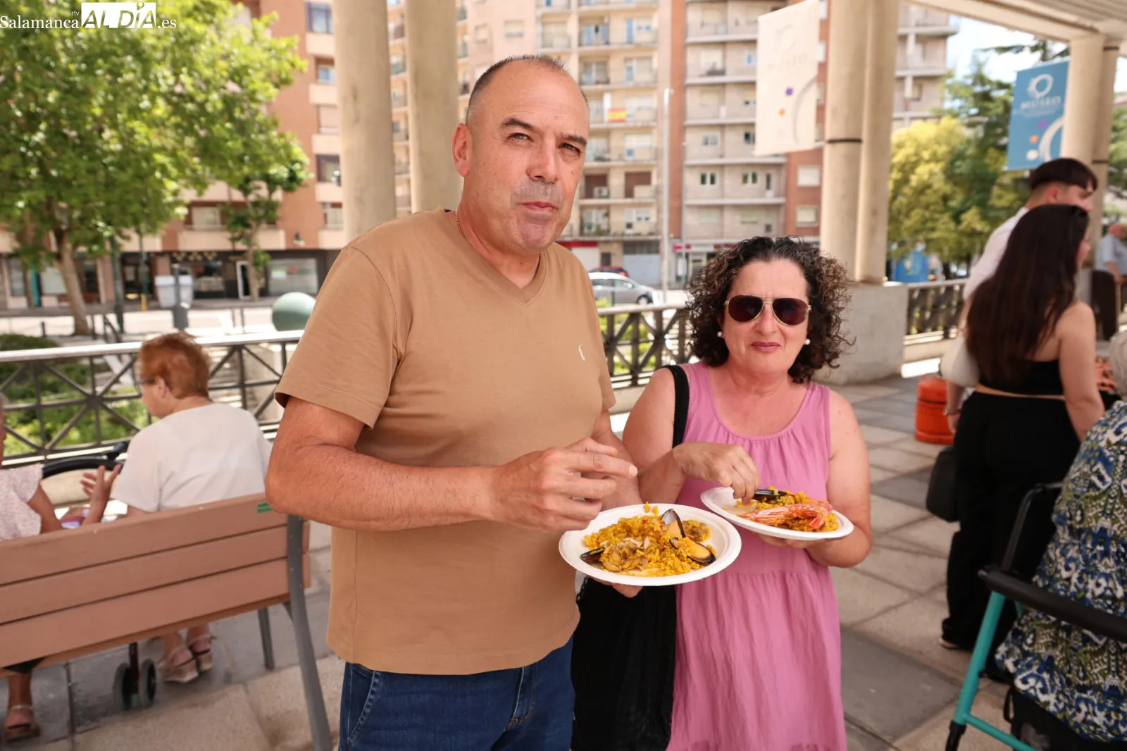 Vecinos de los barrios de Prosperidad, Delicias y San Isidro participan en la paella que ha cerrado las fiestas organizadas por Prodesi. Fotos: David Sañudo