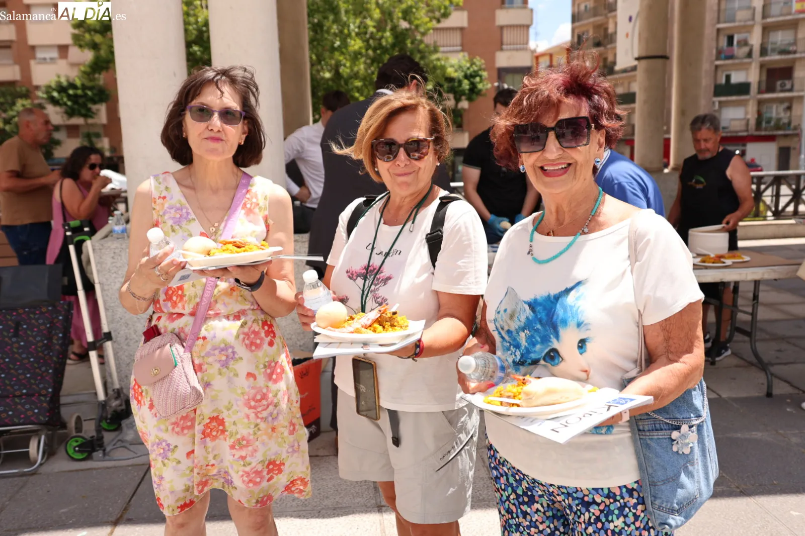 Vecinos de los barrios de Prosperidad, Delicias y San Isidro participan en la paella que ha cerrado las fiestas organizadas por Prodesi. Fotos: David Sañudo