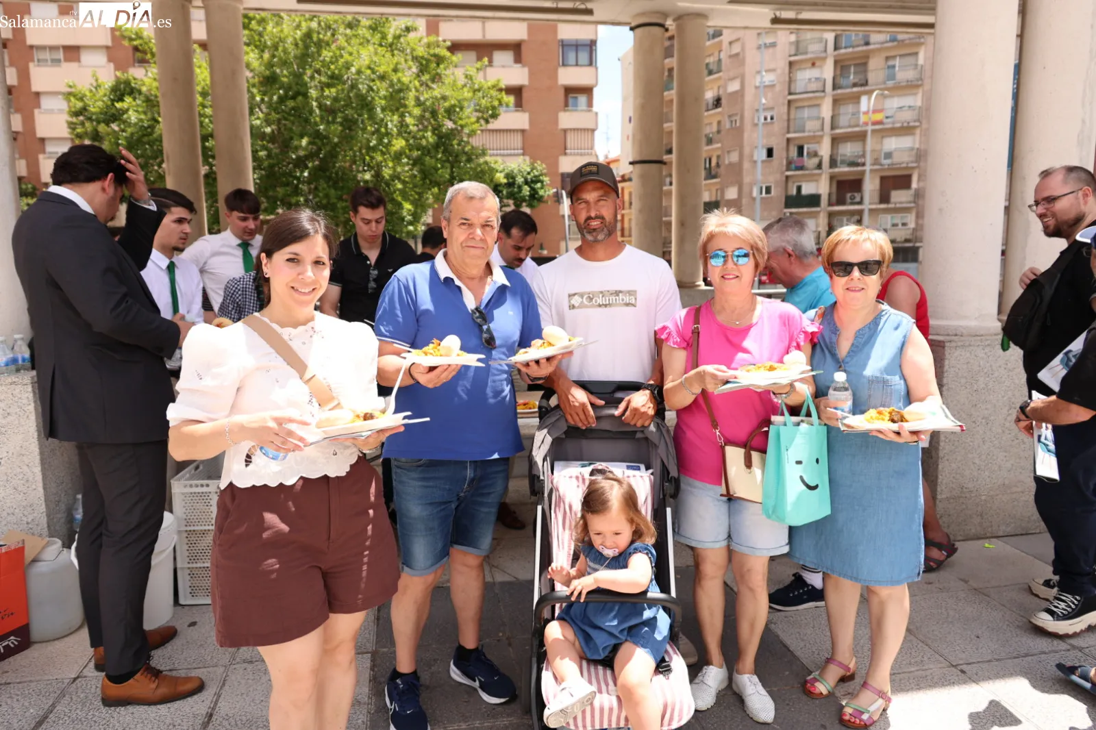 Vecinos de los barrios de Prosperidad, Delicias y San Isidro participan en la paella que ha cerrado las fiestas organizadas por Prodesi. Fotos: David Sañudo
