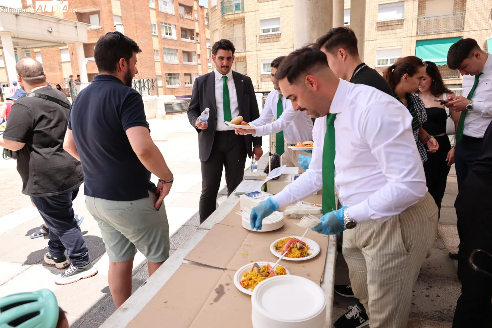 Vecinos de los barrios de Prosperidad, Delicias y San Isidro participan en la paella que ha cerrado las fiestas organizadas por Prodesi. Fotos: David Sañudo