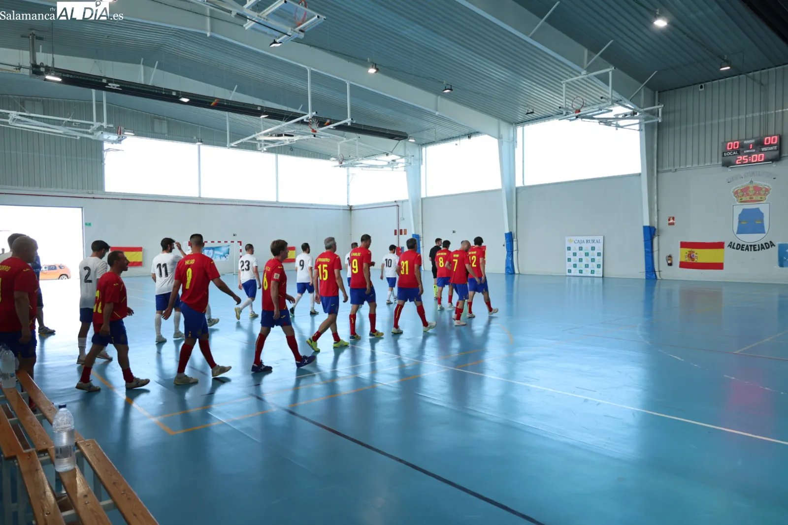 Partido de leyendas de España de fútbol sala y los veteranos del Salamanca FS en Aldeatejada. Fotos: David Sañudo