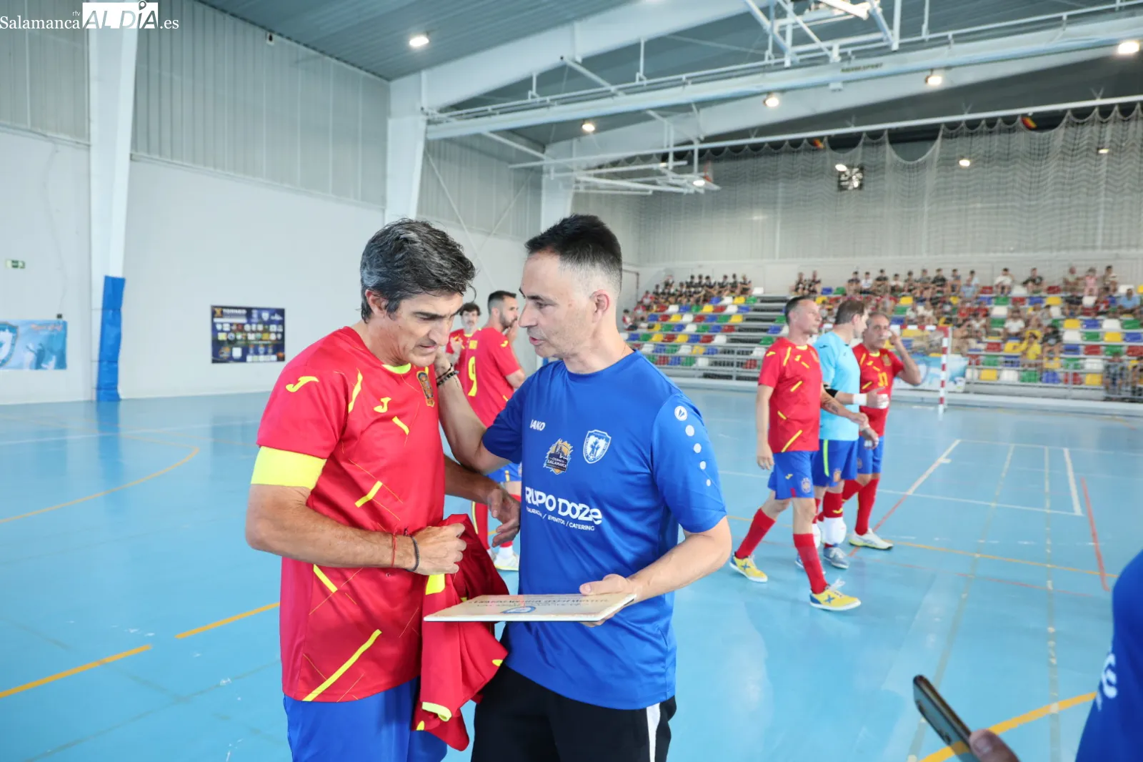 Partido de leyendas de España de fútbol sala y los veteranos del Salamanca FS en Aldeatejada. Fotos: David Sañudo