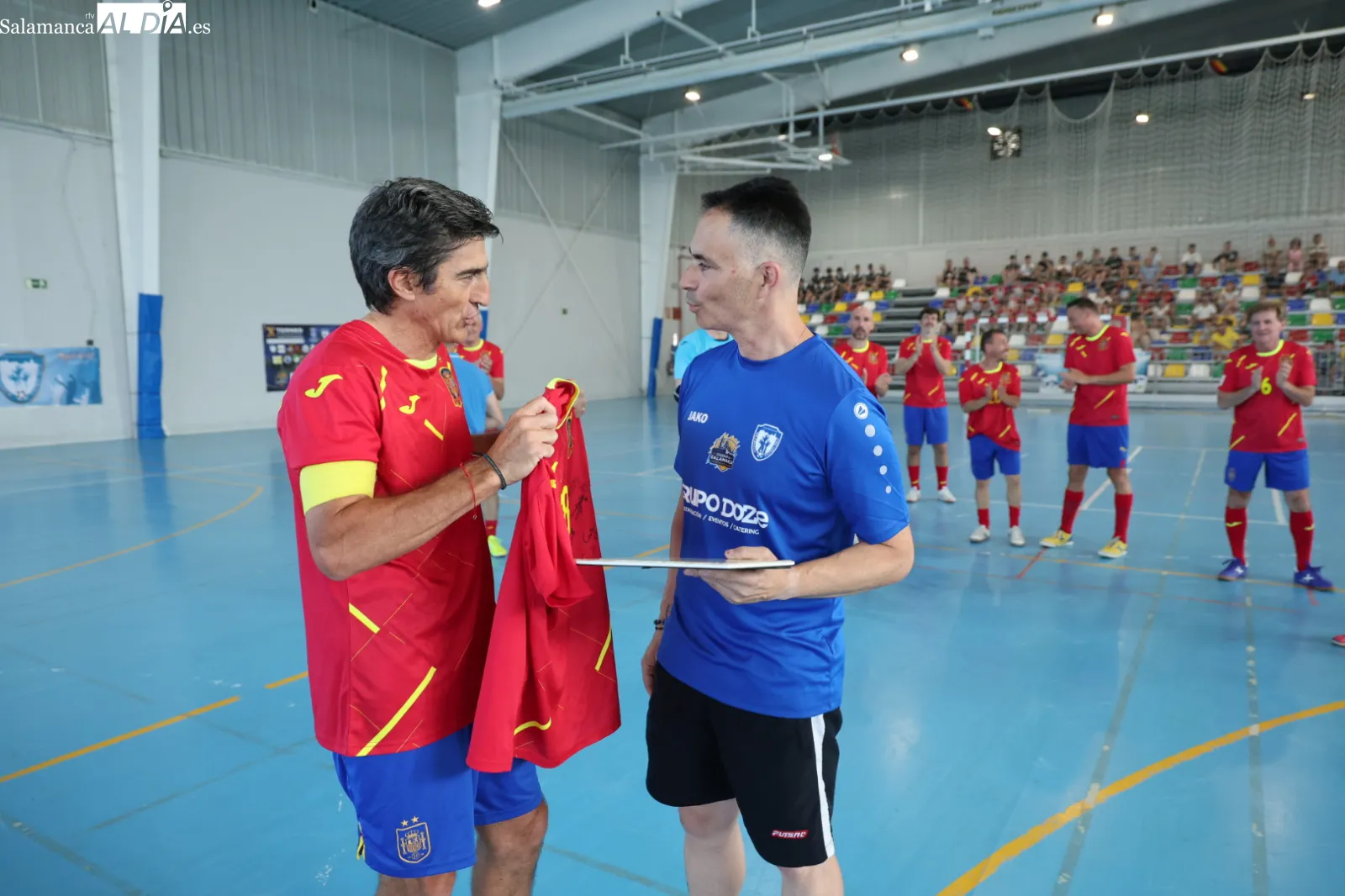 Partido de leyendas de España de fútbol sala y los veteranos del Salamanca FS en Aldeatejada. Fotos: David Sañudo