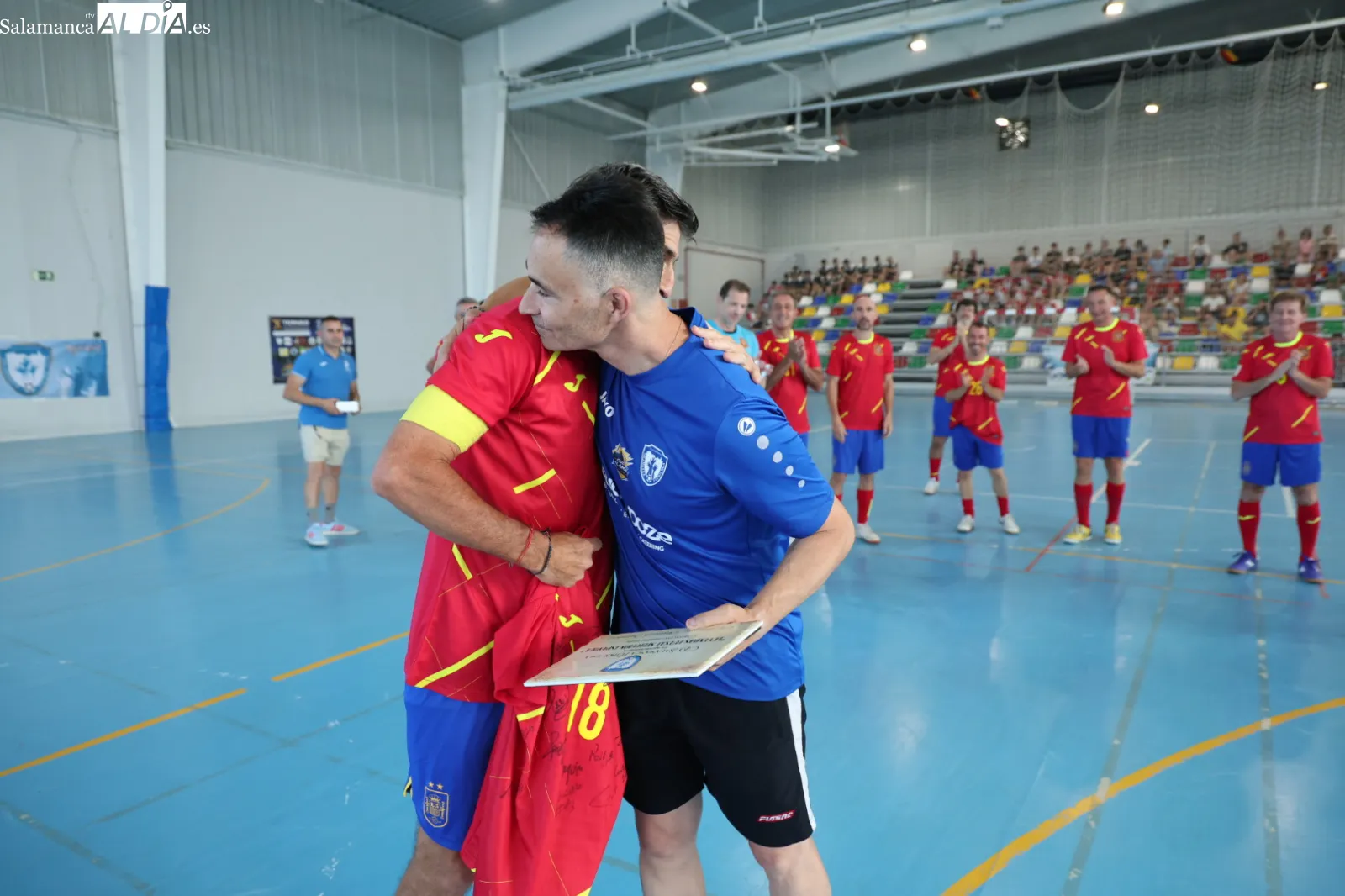 Partido de leyendas de España de fútbol sala y los veteranos del Salamanca FS en Aldeatejada. Fotos: David Sañudo