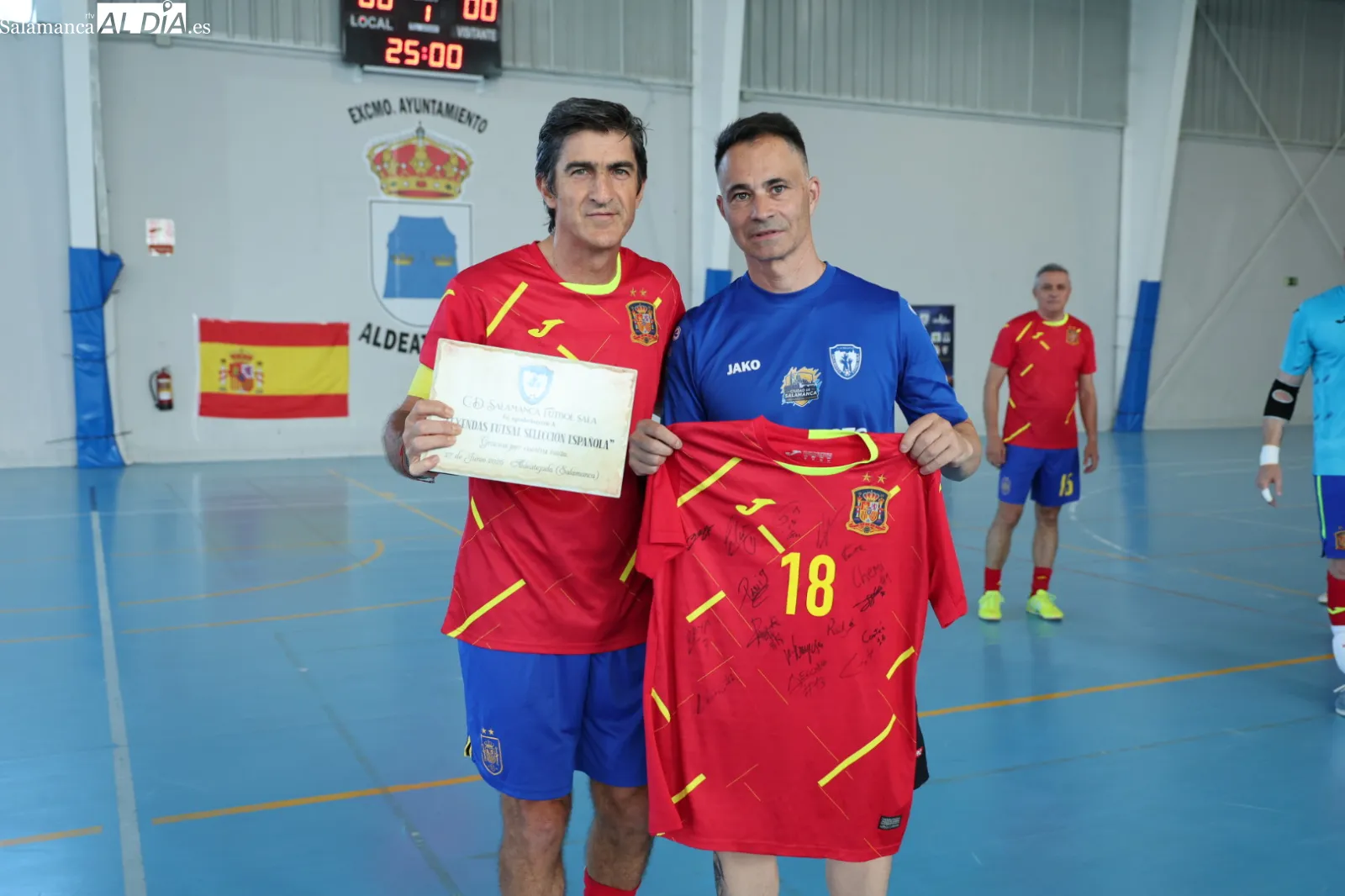 Partido de leyendas de España de fútbol sala y los veteranos del Salamanca FS en Aldeatejada. Fotos: David Sañudo