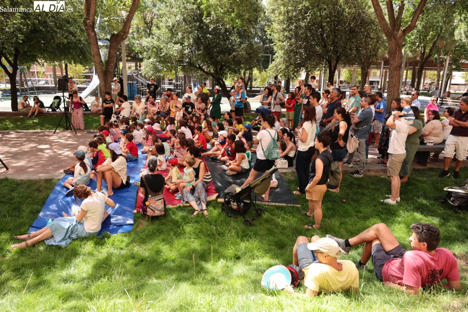 La compañía salmantina Saldaña y Carioca ha representado 'El que se pica, ajos mastica' en la plaza de Barcelona. Fotos: David Sañudo