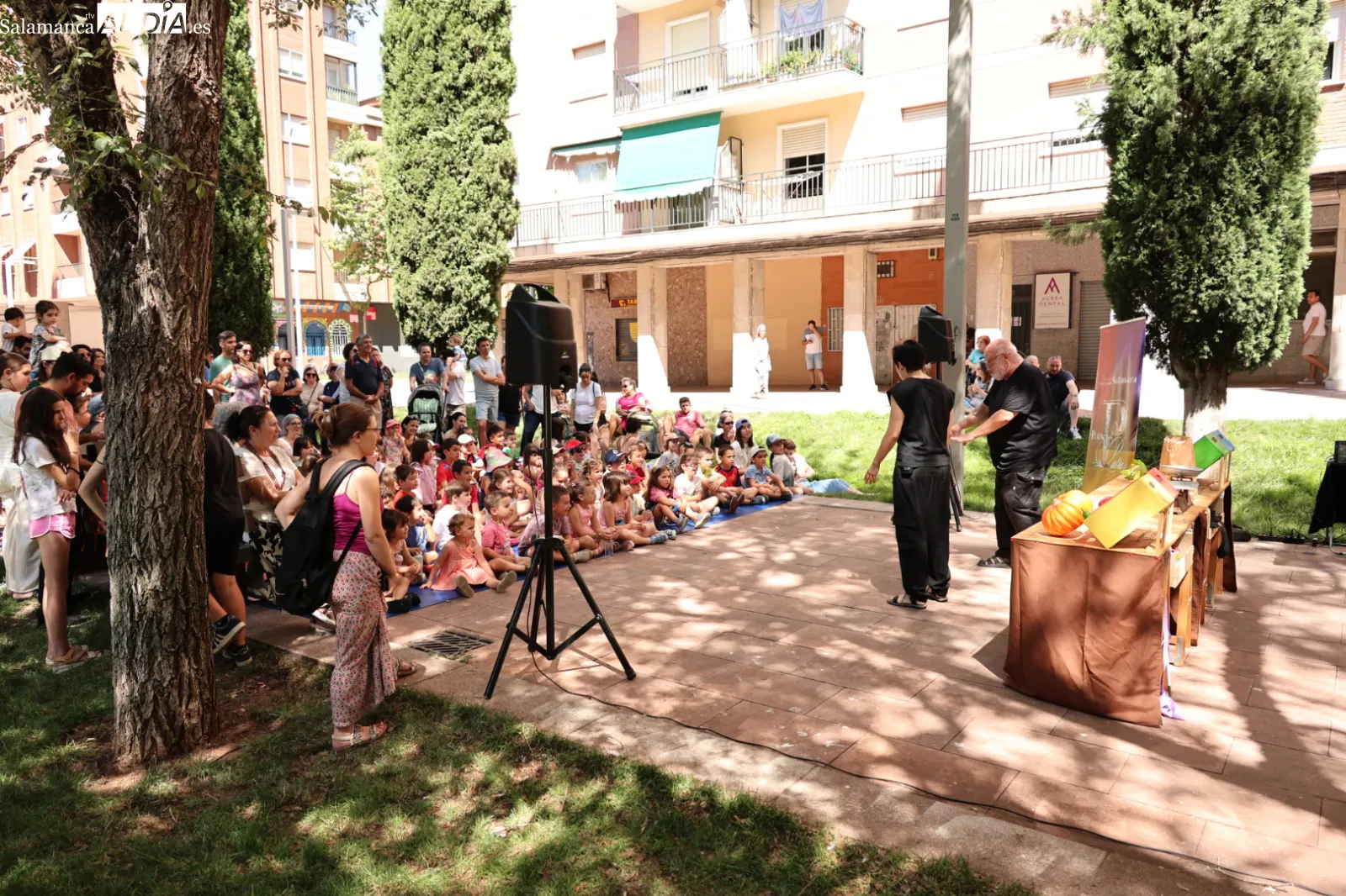 La compañía salmantina Saldaña y Carioca ha representado 'El que se pica, ajos mastica' en la plaza de Barcelona. Fotos: David Sañudo