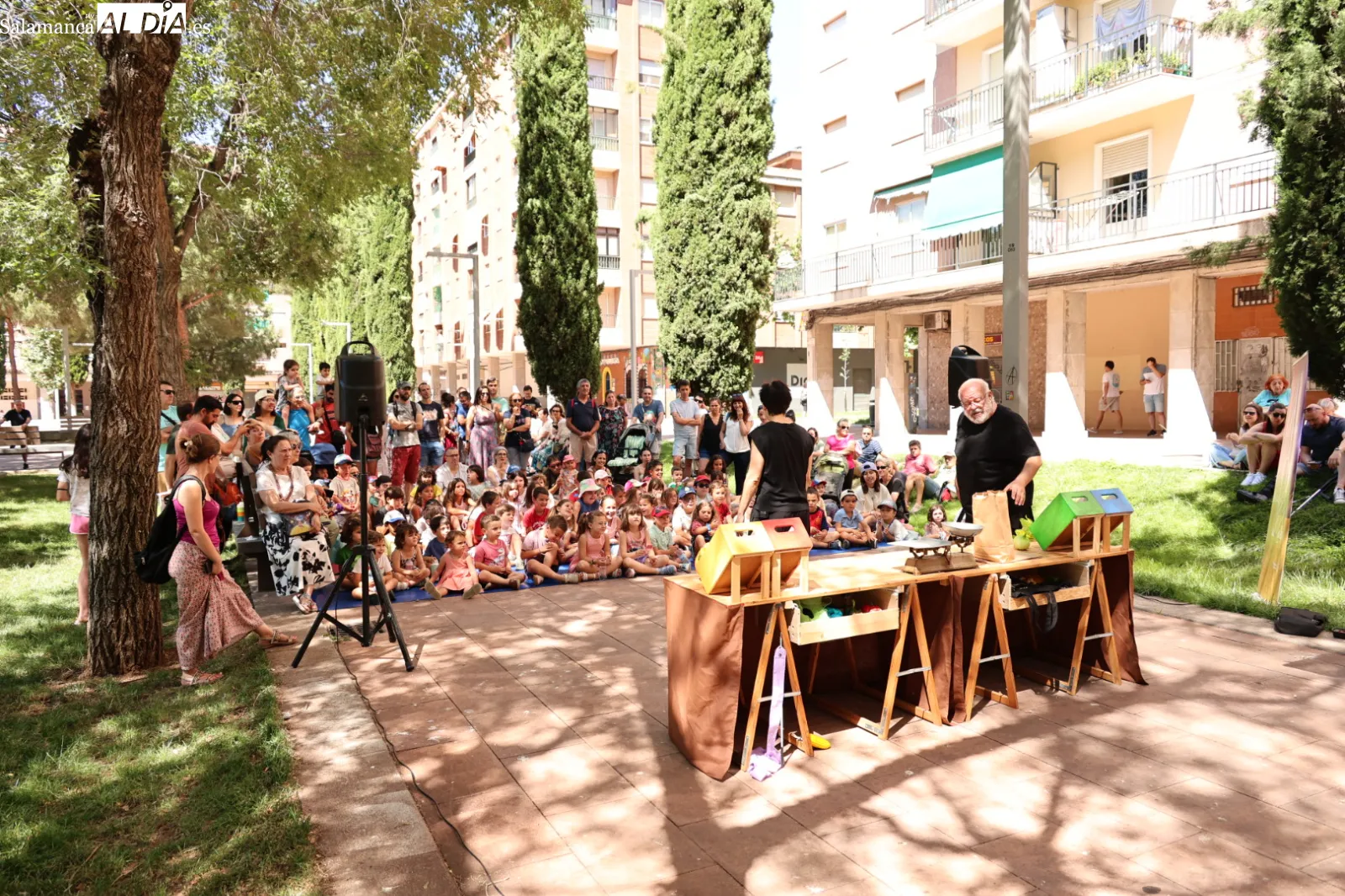 La compañía salmantina Saldaña y Carioca ha representado 'El que se pica, ajos mastica' en la plaza de Barcelona. Fotos: David Sañudo