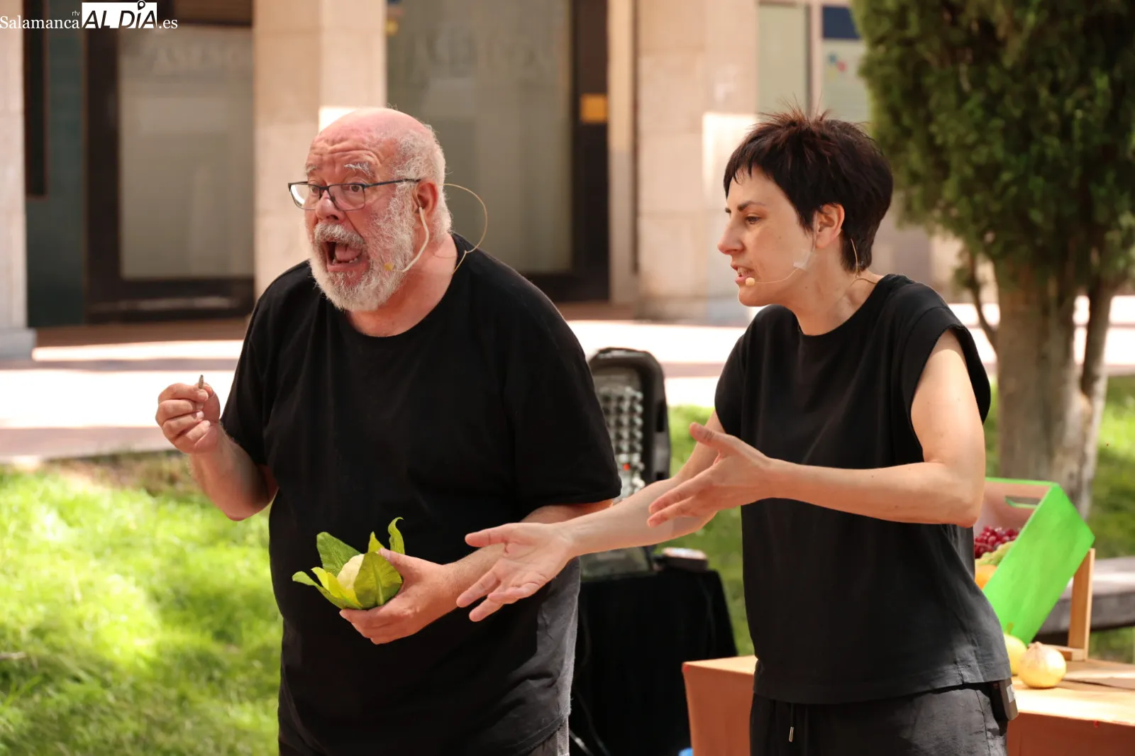 La compañía salmantina Saldaña y Carioca ha representado 'El que se pica, ajos mastica' en la plaza de Barcelona. Fotos: David Sañudo