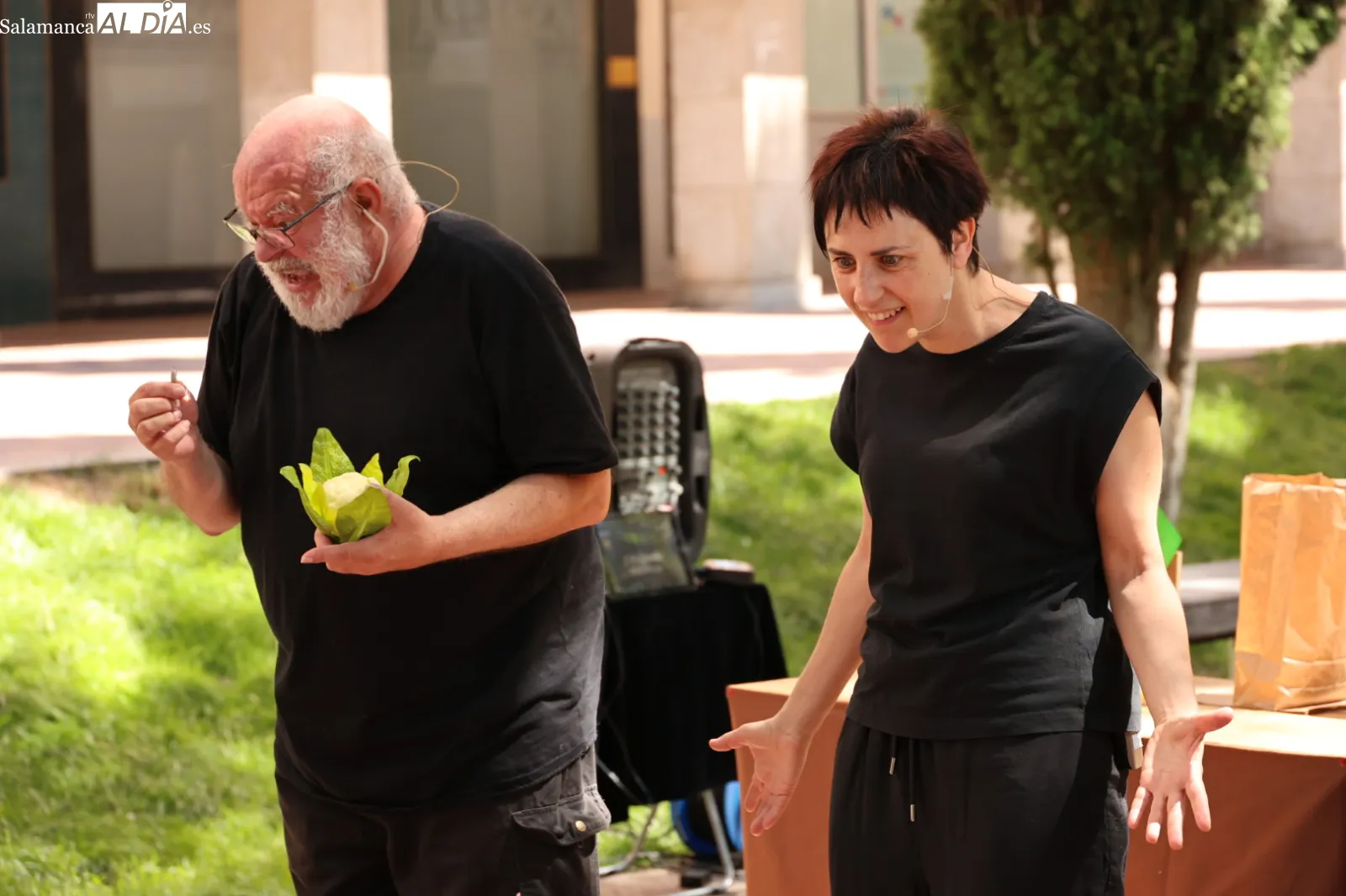 La compañía salmantina Saldaña y Carioca ha representado 'El que se pica, ajos mastica' en la plaza de Barcelona. Fotos: David Sañudo