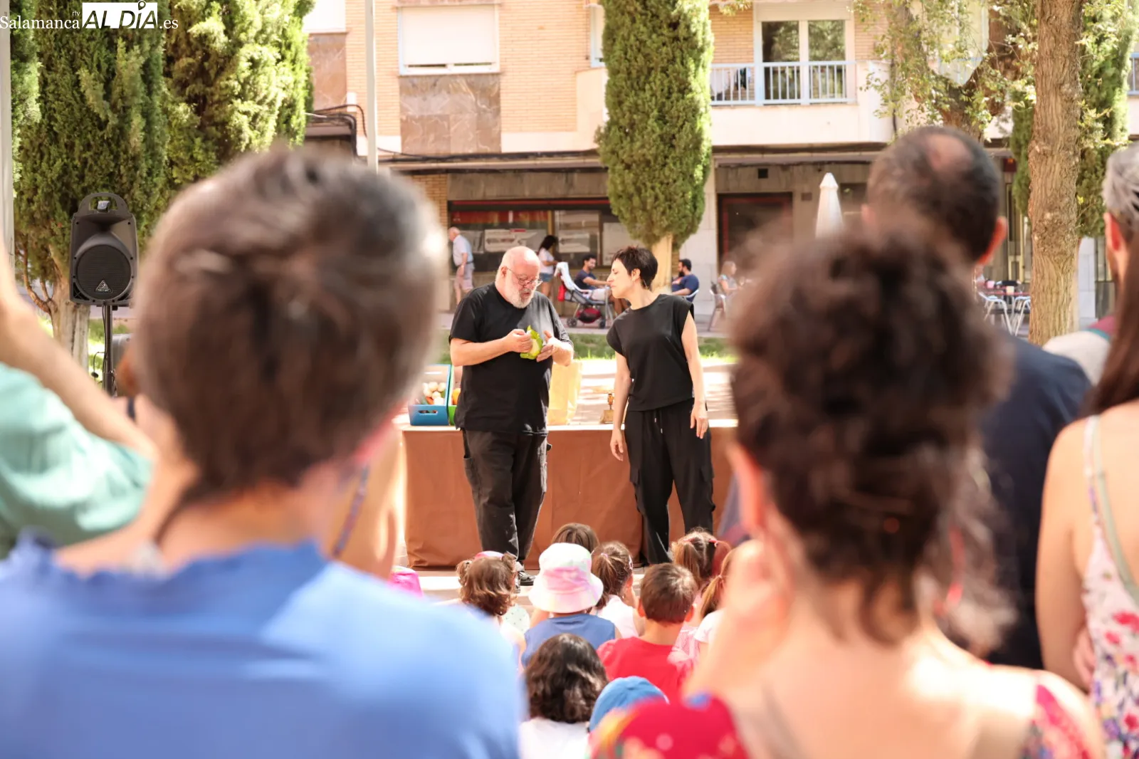 La compañía salmantina Saldaña y Carioca ha representado 'El que se pica, ajos mastica' en la plaza de Barcelona. Fotos: David Sañudo
