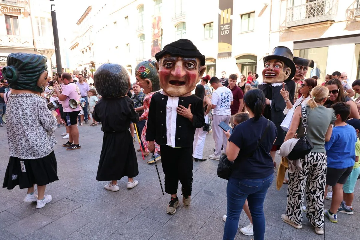 Pasacalles de gigantes y cabezudos con charanga por el centro de Salamanca. Fotos: David Sañudo