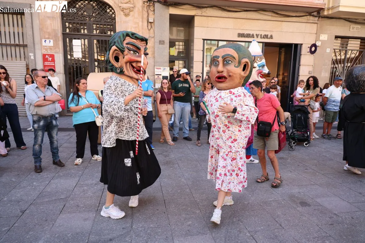 Pasacalles de gigantes y cabezudos con charanga por el centro de Salamanca. Fotos: David Sañudo