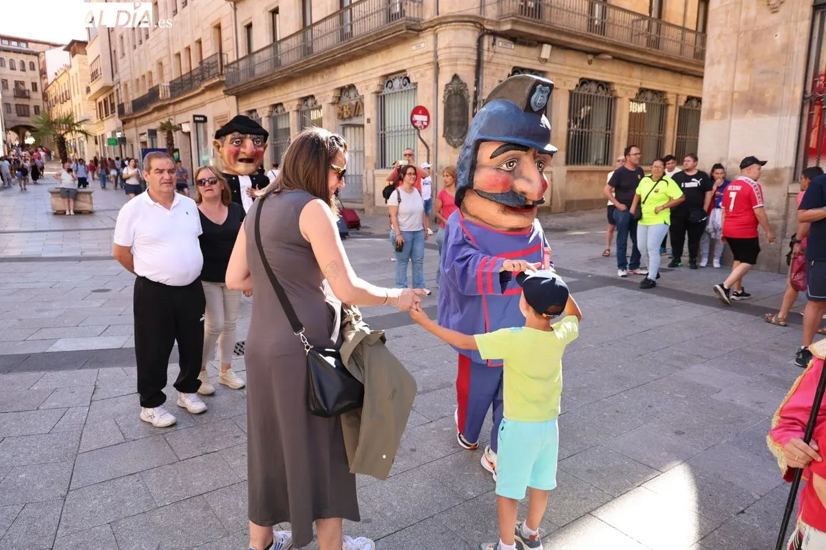 Pasacalles de gigantes y cabezudos con charanga por el centro de Salamanca. Fotos: David Sañudo