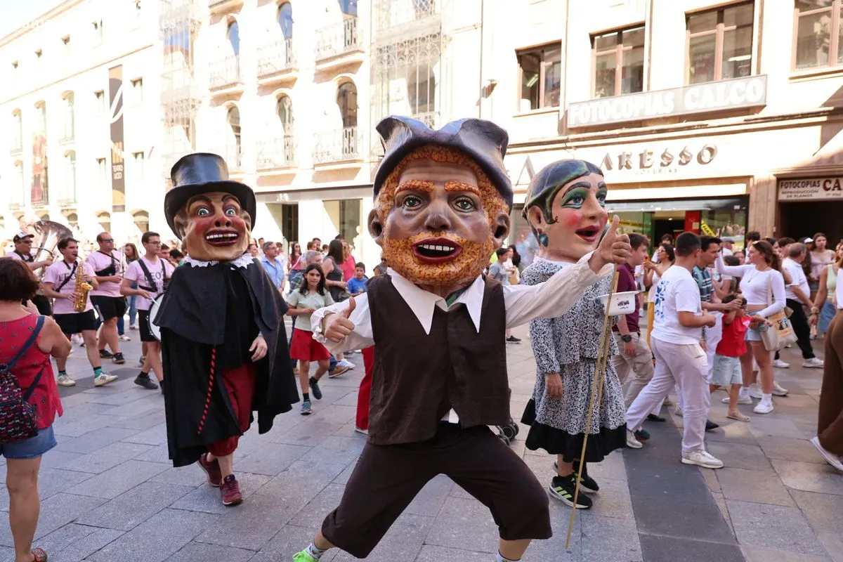 Pasacalles de gigantes y cabezudos con charanga por el centro de Salamanca. Fotos: David Sañudo