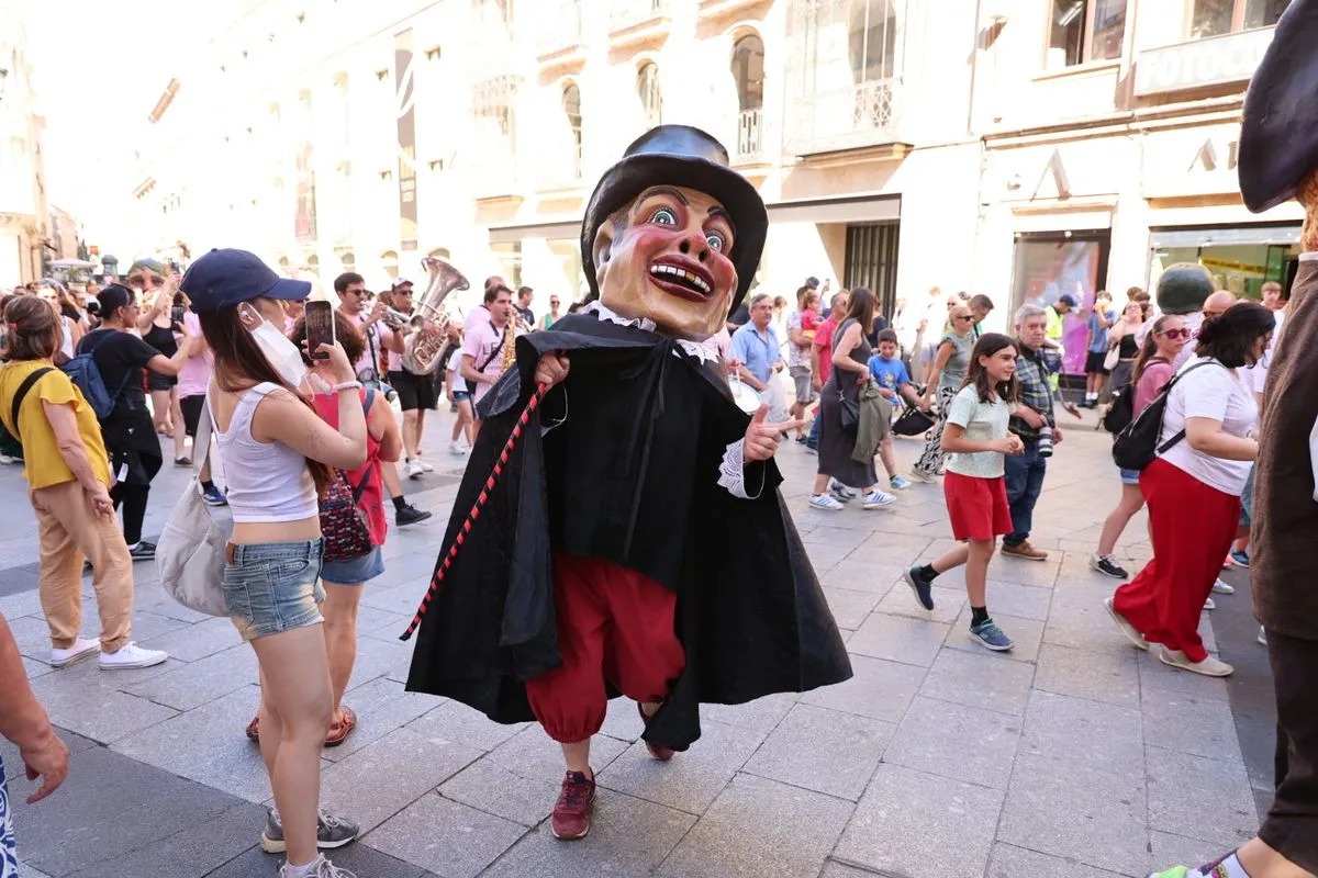 Pasacalles de gigantes y cabezudos con charanga por el centro de Salamanca. Fotos: David Sañudo