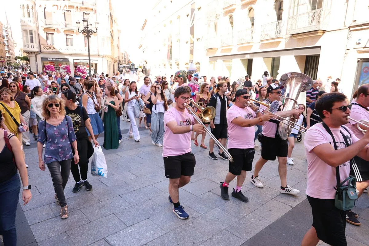 Pasacalles de gigantes y cabezudos con charanga por el centro de Salamanca. Fotos: David Sañudo