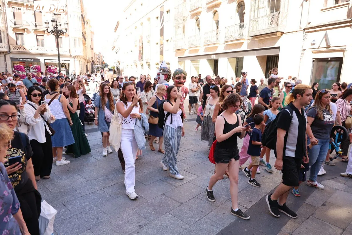 Pasacalles de gigantes y cabezudos con charanga por el centro de Salamanca. Fotos: David Sañudo