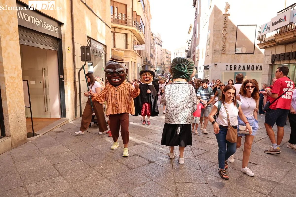 Pasacalles de gigantes y cabezudos con charanga por el centro de Salamanca. Fotos: David Sañudo