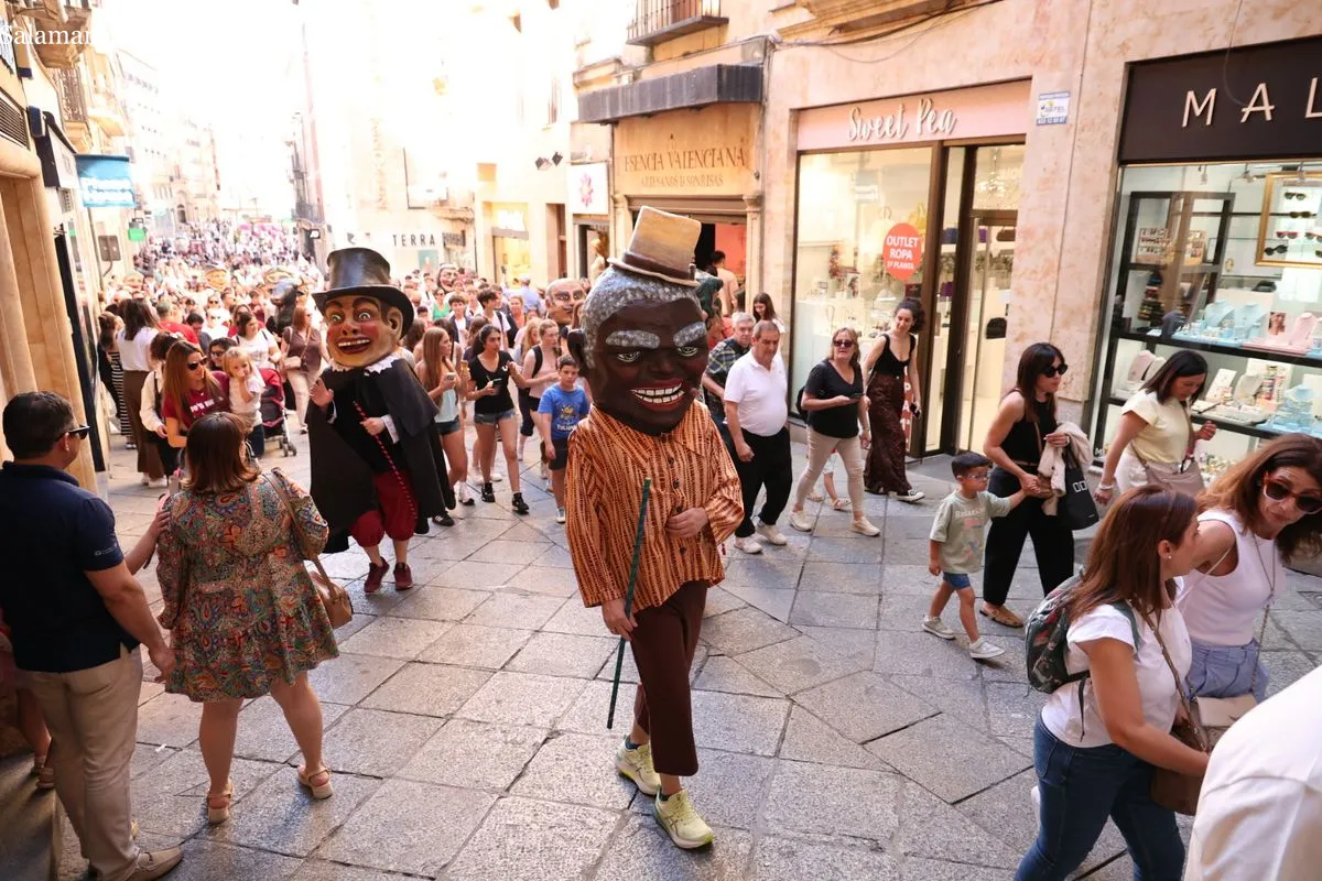 Pasacalles de gigantes y cabezudos con charanga por el centro de Salamanca. Fotos: David Sañudo