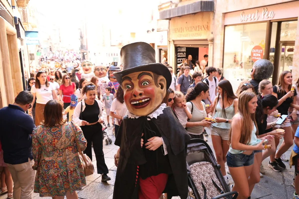 Pasacalles de gigantes y cabezudos con charanga por el centro de Salamanca. Fotos: David Sañudo