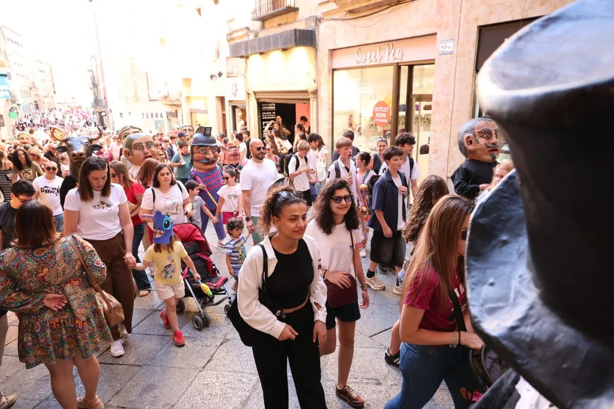 Pasacalles de gigantes y cabezudos con charanga por el centro de Salamanca. Fotos: David Sañudo