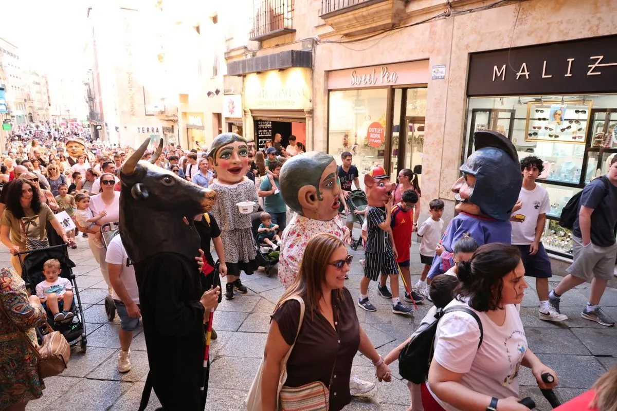 Pasacalles de gigantes y cabezudos con charanga por el centro de Salamanca. Fotos: David Sañudo