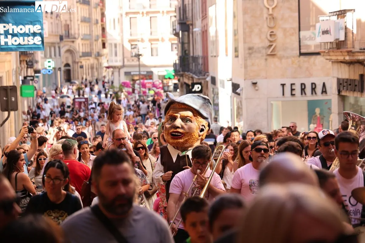 Pasacalles de gigantes y cabezudos con charanga por el centro de Salamanca. Fotos: David Sañudo