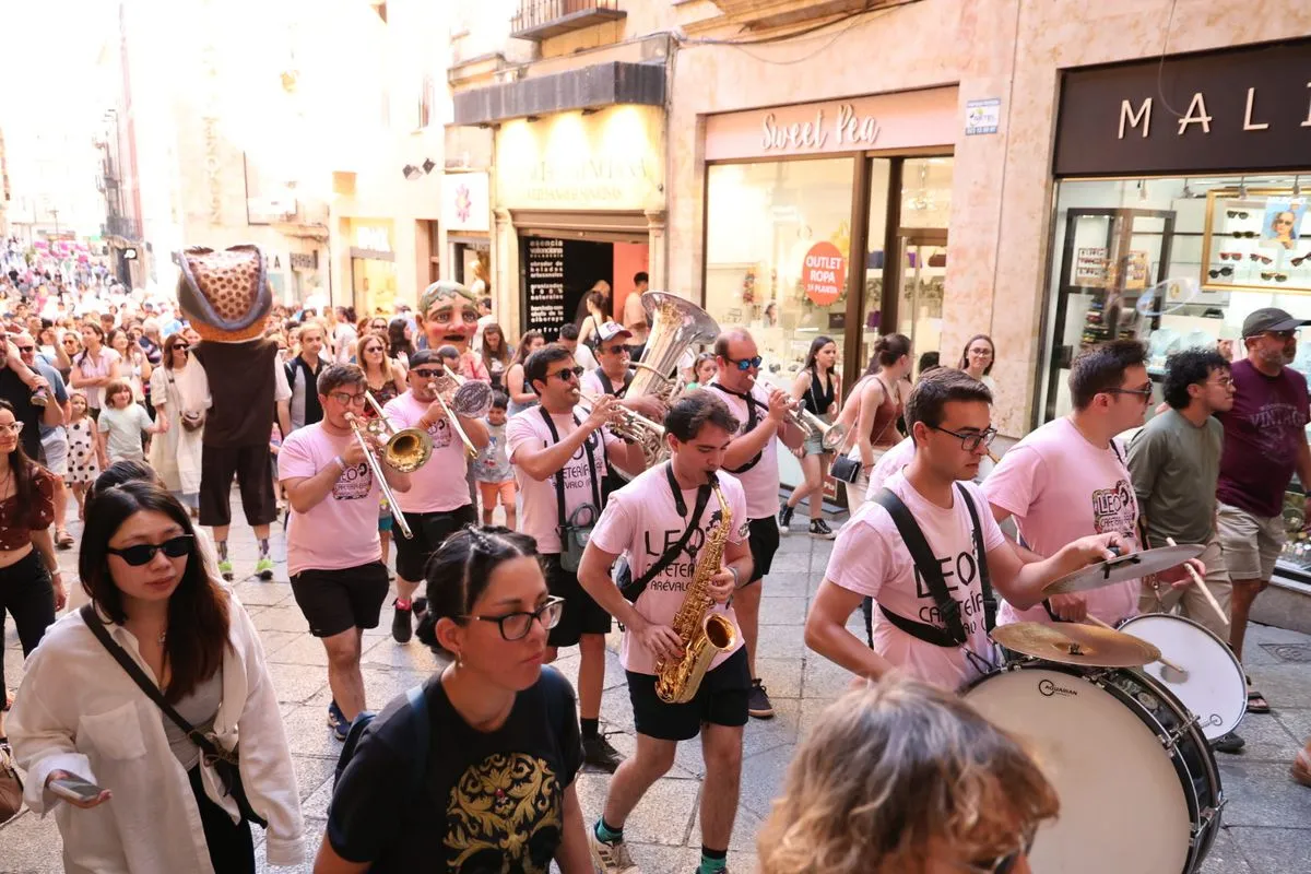 Pasacalles de gigantes y cabezudos con charanga por el centro de Salamanca. Fotos: David Sañudo