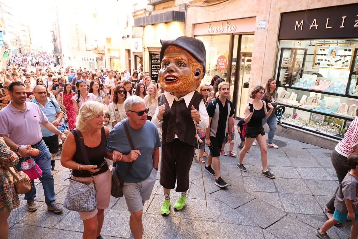 Pasacalles de gigantes y cabezudos con charanga por el centro de Salamanca. Fotos: David Sañudo