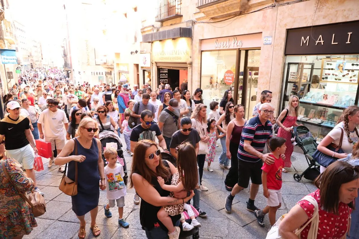Pasacalles de gigantes y cabezudos con charanga por el centro de Salamanca. Fotos: David Sañudo